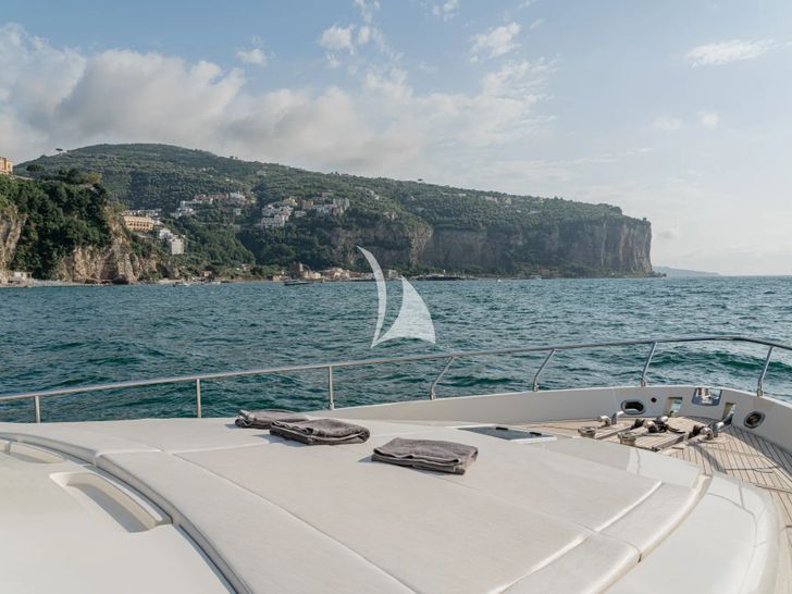 PAMPERO Ferretti 760 - foredeck bronzing area PAMPERO Ferretti 760 - foredeck bronzing area