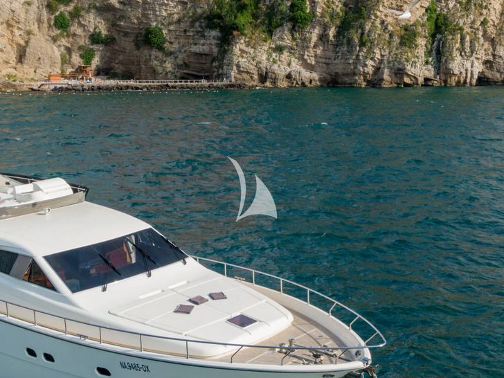 PAMPERO Ferretti 760 - foredeck PAMPERO Ferretti 760 - foredeck