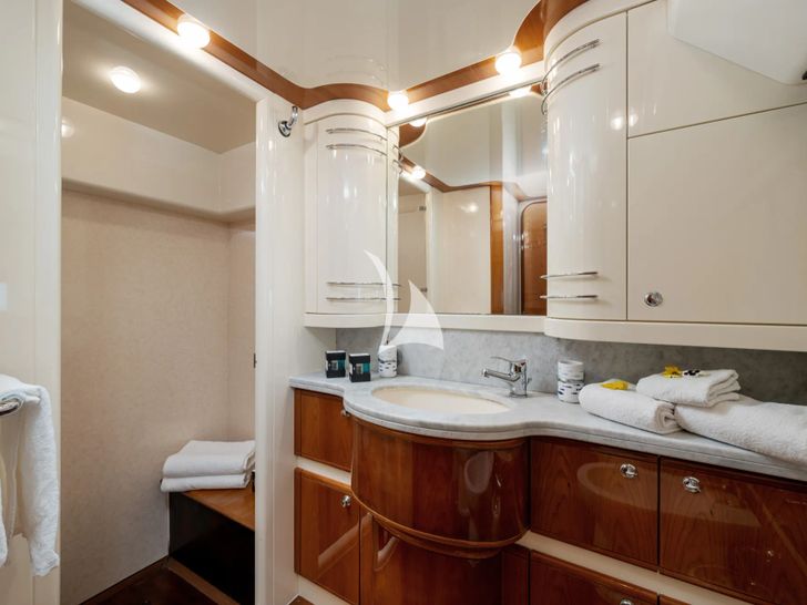 PAMPERO Ferretti 760 - master cabin bathroom PAMPERO Ferretti 760 - master cabin bathroom