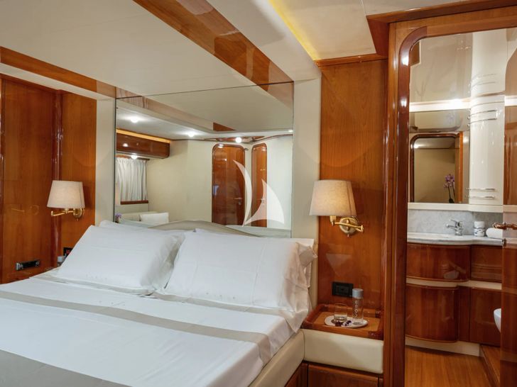 PAMPERO Ferretti 760 - master cabin bed PAMPERO Ferretti 760 - master cabin bed