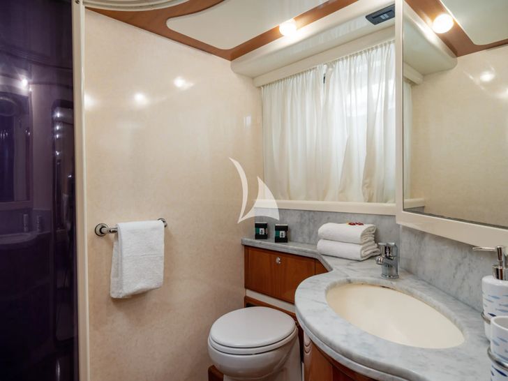 PAMPERO Ferretti 760 - twin cabin 1 bathroom PAMPERO Ferretti 760 - twin cabin 1 bathroom