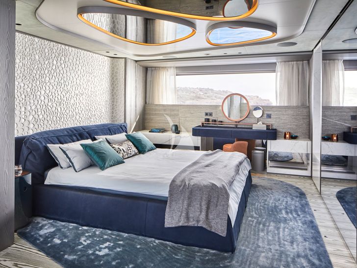 PANDION PEARL Sanlorenzo 44 Alloy master cabin bed PANDION PEARL Sanlorenzo 44 Alloy master cabin bed