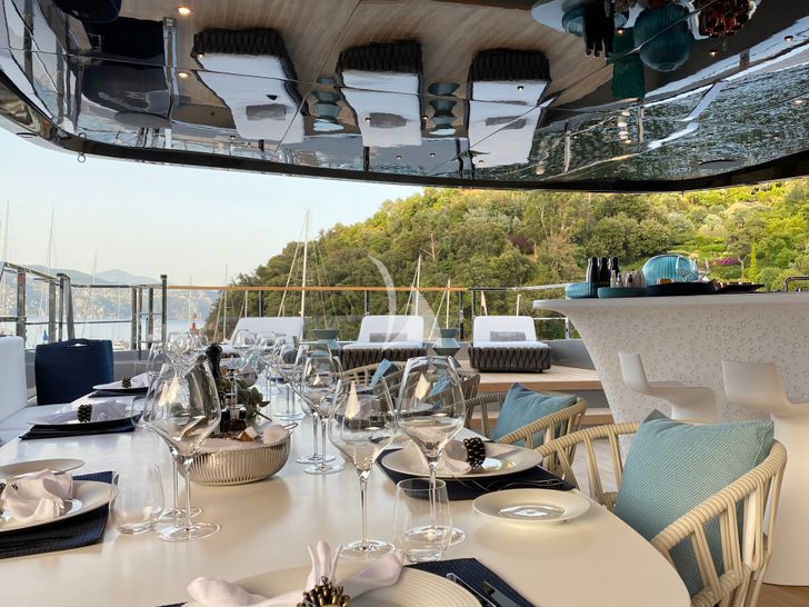 PANDION PEARL Sanlorenzo 44 Alloy flybridge dining set up PANDION PEARL Sanlorenzo 44 Alloy flybridge dining set up