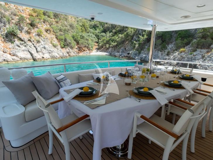 PANFELISS Mengi Yay 37m - alfresco dining set up PANFELISS Mengi Yay 37m - alfresco dining set up