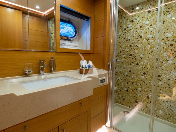 PANFELISS Mengi Yay 37m - master cabin bathroom PANFELISS Mengi Yay 37m - master cabin bathroom