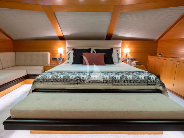 PANFELISS Mengi Yay 37m - master cabin bed PANFELISS Mengi Yay 37m - master cabin bed