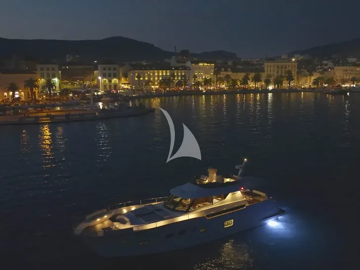 PANTA REI Monachus 70 Fly - docked at night PANTA REI Monachus 70 Fly - docked at night