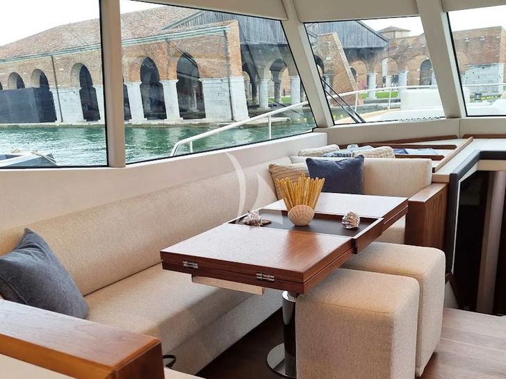 PANTA REI Monachus 70 Fly - saloon seating PANTA REI Monachus 70 Fly - saloon seating