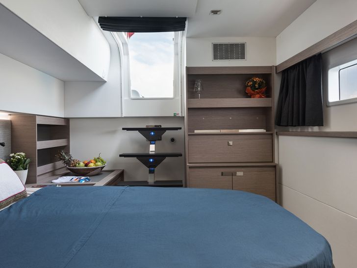 PAPA CHARLIE Fountaine Pajot Aura 51 - cabin 1 desk PAPA CHARLIE Fountaine Pajot Aura 51 - cabin 1 desk