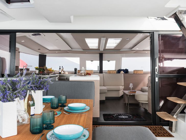 PAPA CHARLIE Fountaine Pajot Aura 51 saloon and aft dining