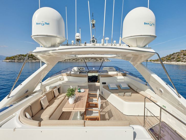 PAREAKKI Ferretti Custom Line 97 - sun deck PAREAKKI Ferretti Custom Line 97 - sun deck