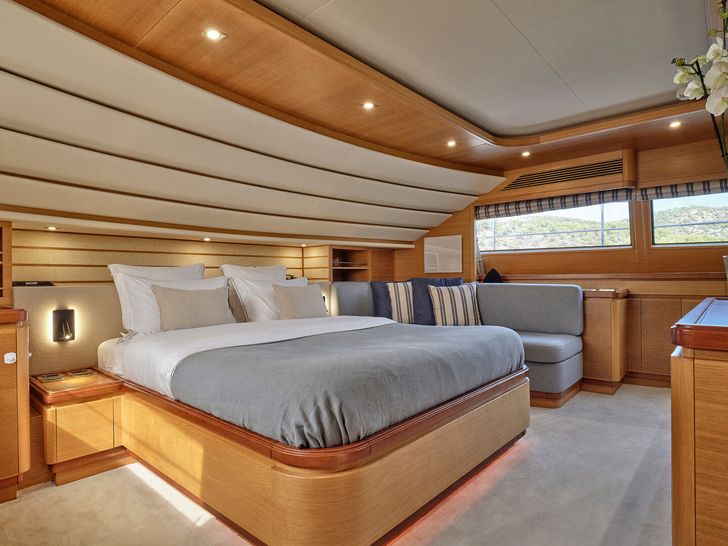 PAREAKKI Ferretti Custom Line 97 - master cabin PAREAKKI Ferretti Custom Line 97 - master cabin