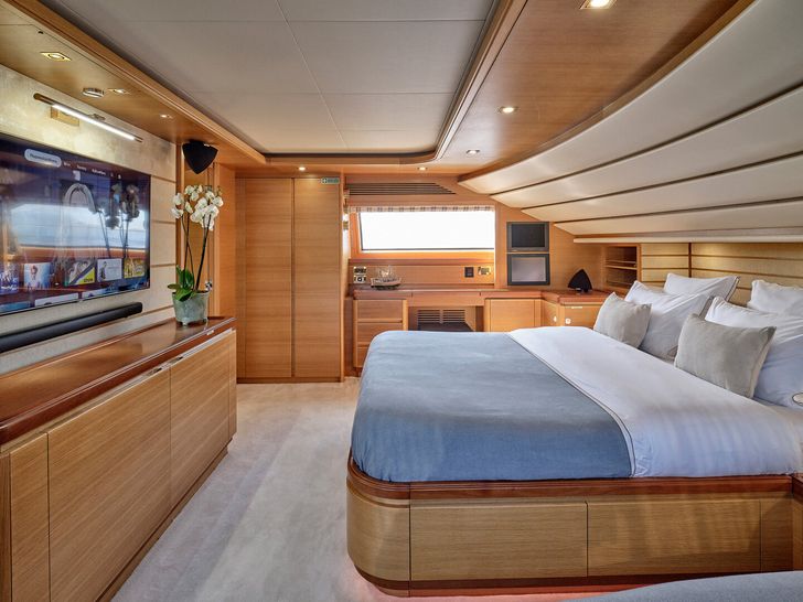 PAREAKKI Ferretti Custom Line 97 - master cabin bed and TV PAREAKKI Ferretti Custom Line 97 - master cabin bed and TV