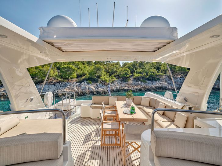 PAREAKKI Ferretti Custom Line 97 - sun deck seating and dining area PAREAKKI Ferretti Custom Line 97 - sun deck seating and dining area