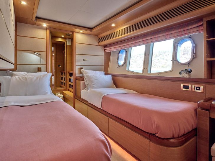 PAREAKKI Ferretti Custom Line 97 - twin cabin PAREAKKI Ferretti Custom Line 97 - twin cabin
