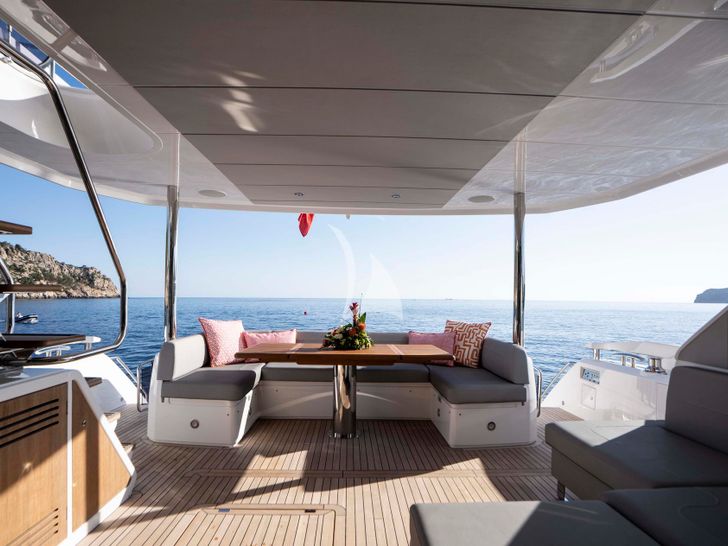 PASHBAR Sunseeker 76 Yacht aft deck PASHBAR Sunseeker 76 Yacht aft deck