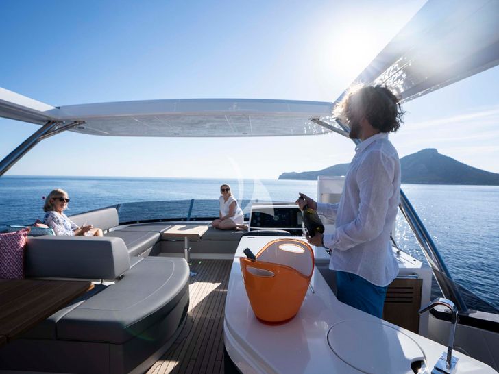 PASHBAR Sunseeker 76 Yacht flybridge PASHBAR Sunseeker 76 Yacht flybridge