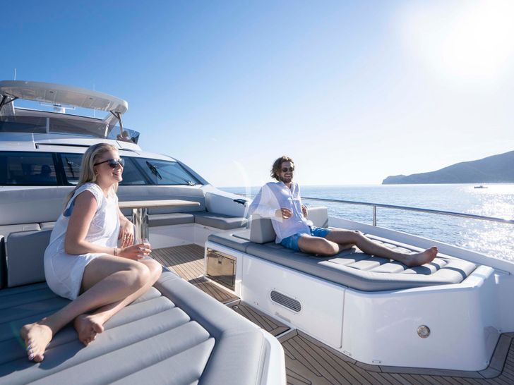 PASHBAR Sunseeker 76 Yacht foredeck bronzing area PASHBAR Sunseeker 76 Yacht foredeck bronzing area