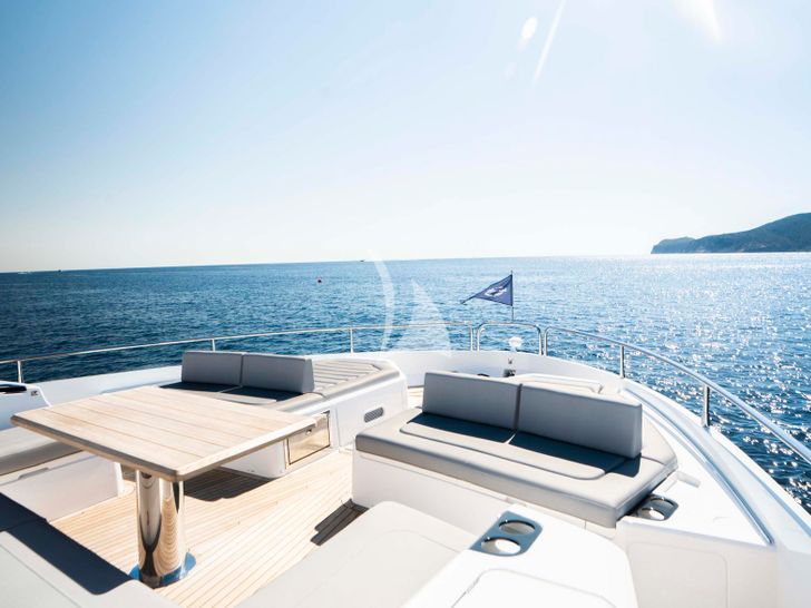 PASHBAR Sunseeker 76 Yacht foredeck PASHBAR Sunseeker 76 Yacht foredeck