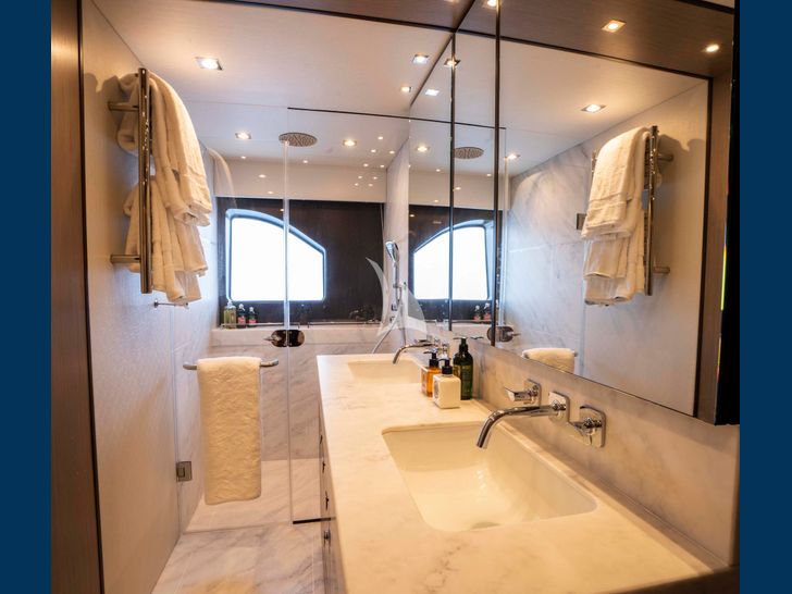 PASHBAR Sunseeker 76 Yacht master cabin bathroom