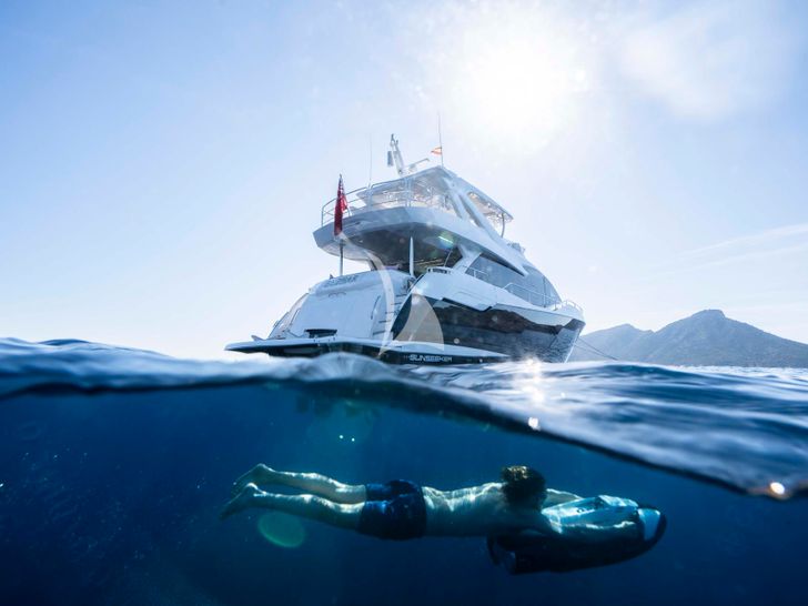 PASHBAR Sunseeker 76 Yacht with the sea bob PASHBAR Sunseeker 76 Yacht with the sea bob