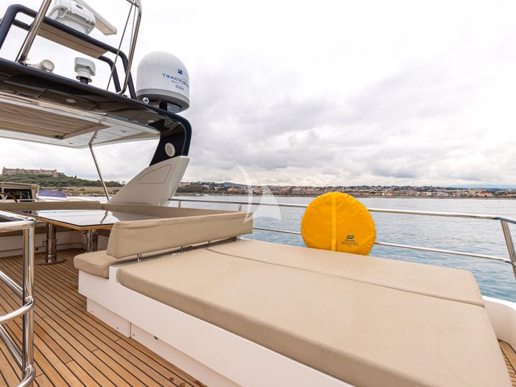 PASSION Couach 2300 Fly - flybridge bronzing area PASSION Couach 2300 Fly - flybridge bronzing area