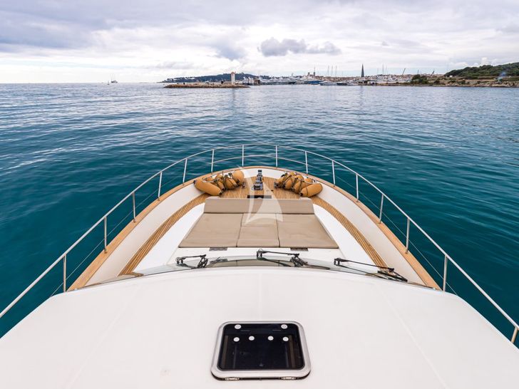 PASSION Couach 2300 Fly - foredeck bronzing area PASSION Couach 2300 Fly - foredeck bronzing area