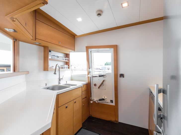 PASSION Couach 2300 Fly - galley PASSION Couach 2300 Fly - galley
