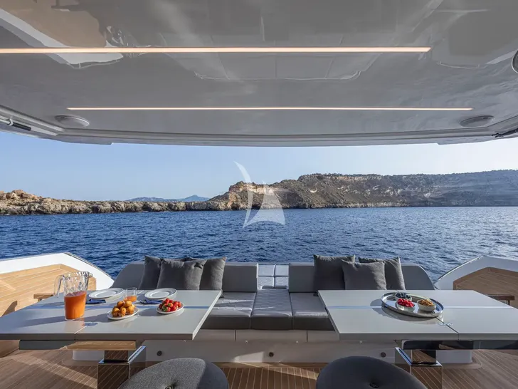 PEARLY SPENCER Pearl 82 - aft lounge and dining area PEARLY SPENCER Pearl 82 - aft lounge and dining area