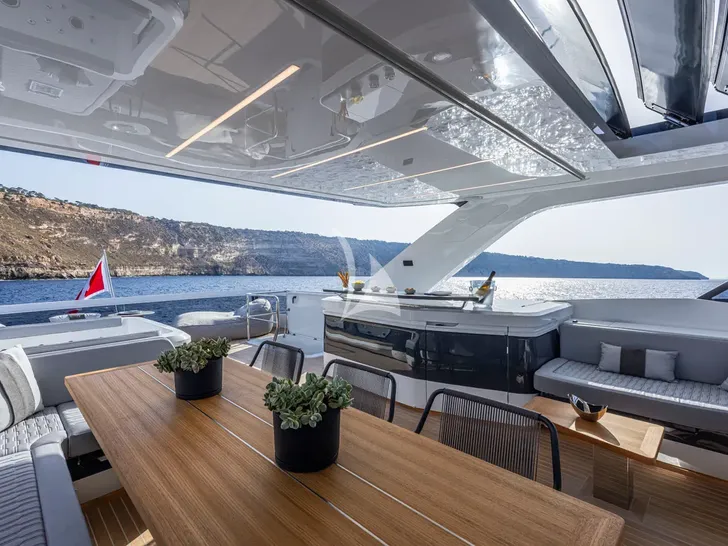 PEARLY SPENCER Pearl 82 - flybridge dining area PEARLY SPENCER Pearl 82 - flybridge dining area