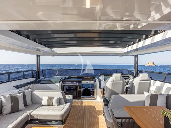 PEARLY SPENCER Pearl 82 - flybridge helm and lounge PEARLY SPENCER Pearl 82 - flybridge helm and lounge