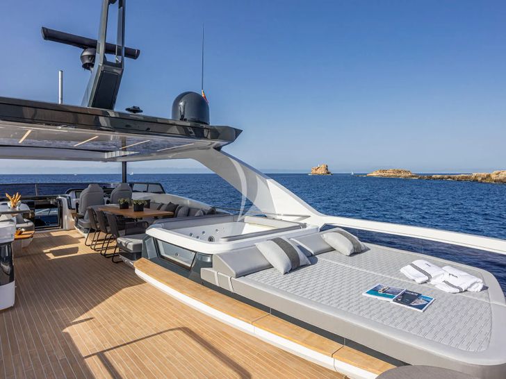 PEARLY SPENCER Pearl 82 - flybridge jacuzzi and sun beds PEARLY SPENCER Pearl 82 - flybridge jacuzzi and sun beds
