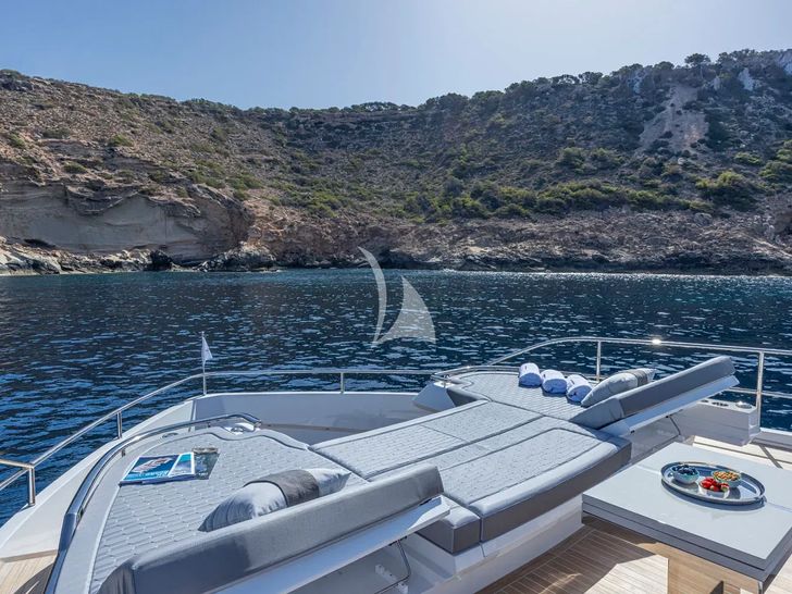 PEARLY SPENCER Pearl 82 - foredeck sunbathing area PEARLY SPENCER Pearl 82 - foredeck sunbathing area