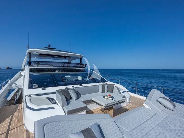 PEARLY SPENCER Pearl 82 - foredeck lounge PEARLY SPENCER Pearl 82 - foredeck lounge
