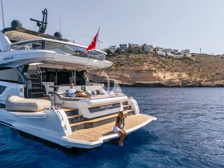 PEARLY SPENCER Pearl 82 - guests on the aft platform PEARLY SPENCER Pearl 82 - guests on the aft platform