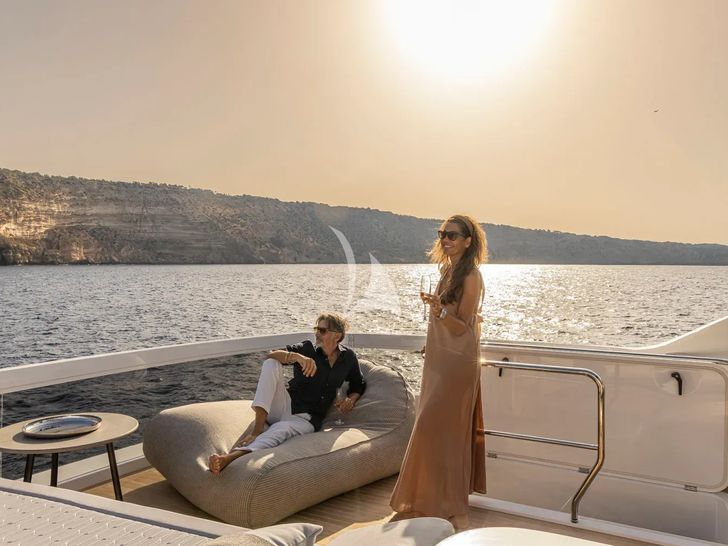 PEARLY SPENCER Pearl 82 - guests on the flybridge PEARLY SPENCER Pearl 82 - guests on the flybridge
