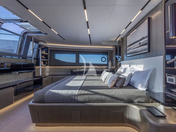 PEARLY SPENCER Pearl 82 - master cabin bed PEARLY SPENCER Pearl 82 - master cabin bed