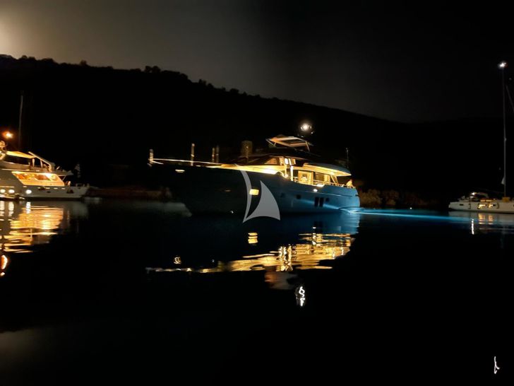 PEMBE Sanlorenzo SL78 - at night PEMBE Sanlorenzo SL78 - at night