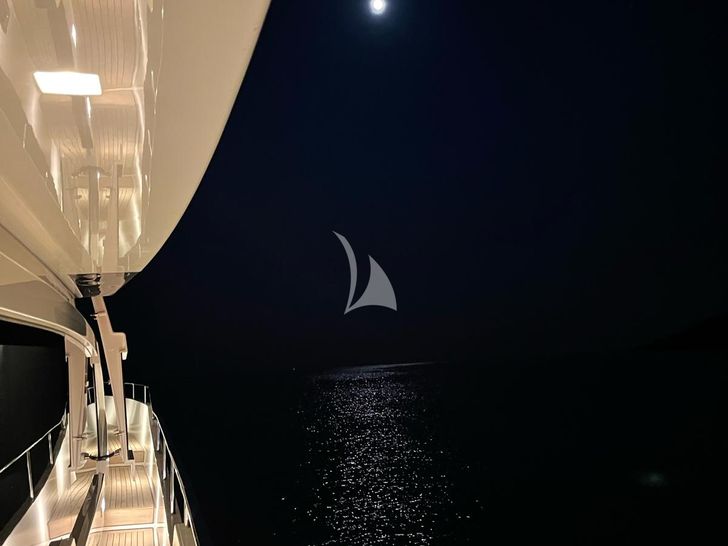 PEMBE Sanlorenzo SL78 - side walkway at night PEMBE Sanlorenzo SL78 - side walkway at night