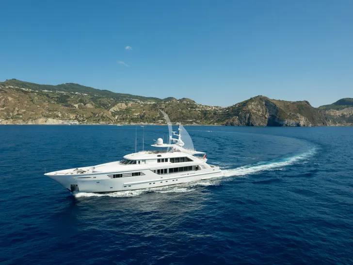 PENELOPE ISA 470 - cruising across the waterline PENELOPE ISA 470 - cruising across the waterline