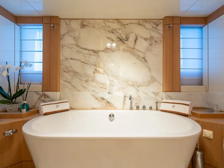 PENELOPE ISA 470 - master cabin bathroom bathtub PENELOPE ISA 470 - master cabin bathroom bathtub