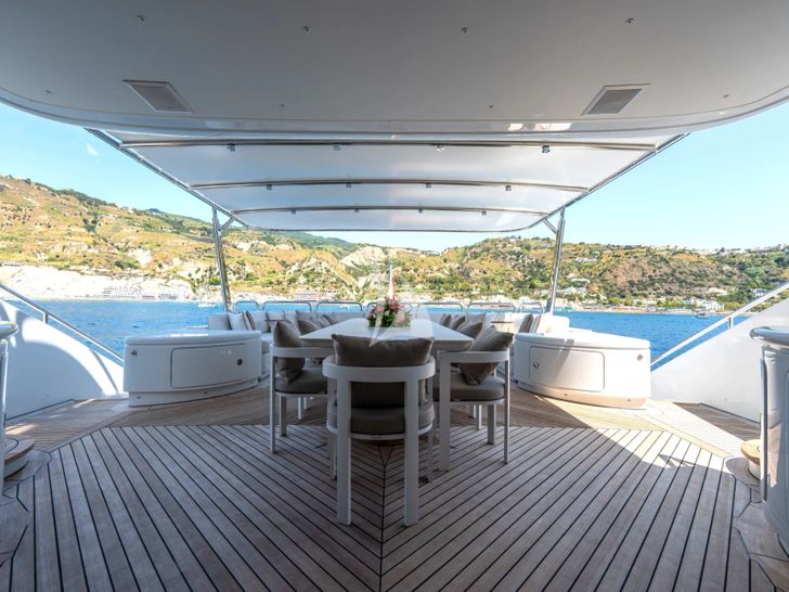 PENELOPE ISA 470 - sky deck aft PENELOPE ISA 470 - sky deck aft