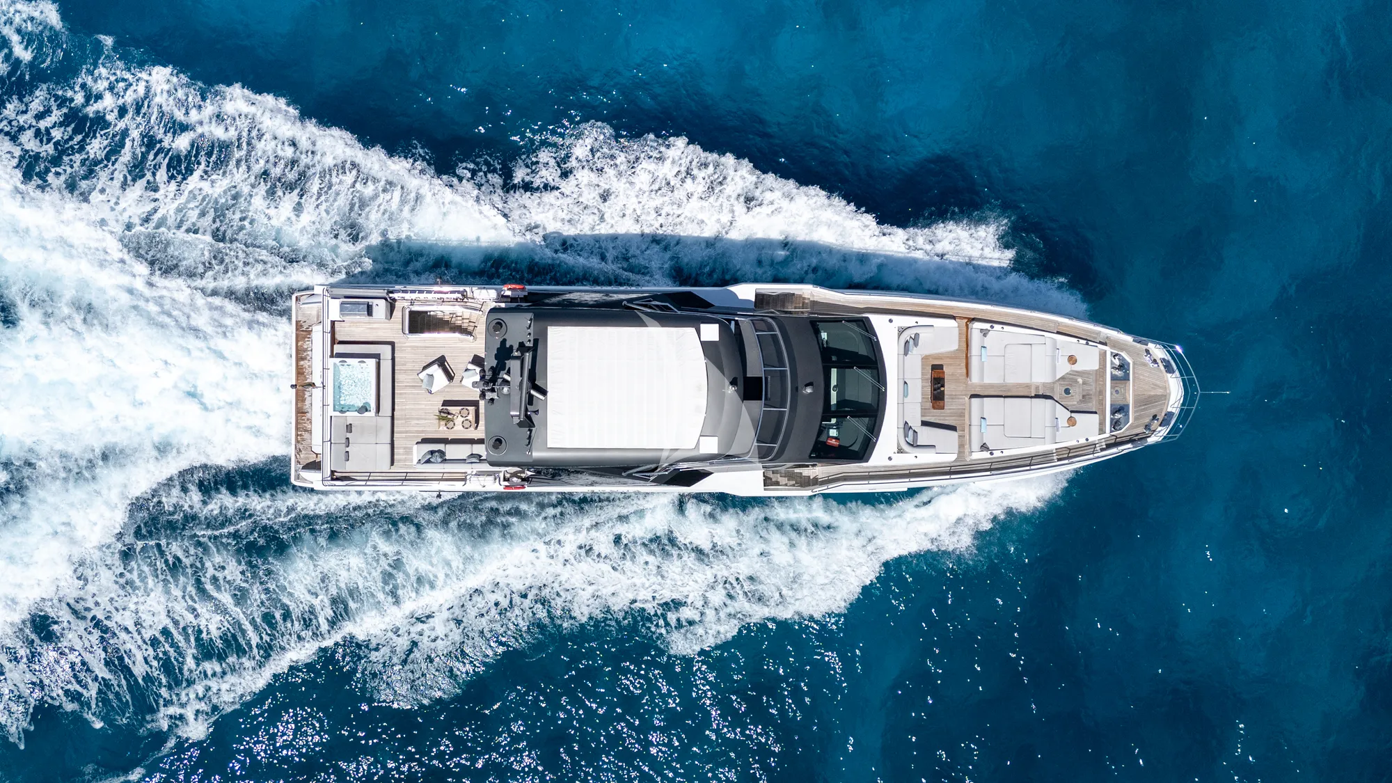 PENJA Azimut Grande 32m - top shot cruising