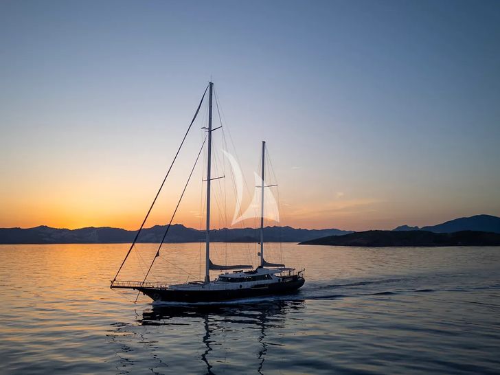 PERLA DEL MARE Saba 138 - cruising under the sunset PERLA DEL MARE Saba 138 - cruising under the sunset