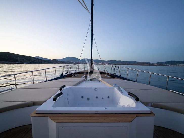PERLA DEL MARE Saba 138 - foredeck jacuzzi PERLA DEL MARE Saba 138 - foredeck jacuzzi