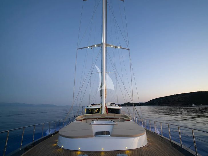 PERLA DEL MARE Saba 138 - foredeck lounge and sunbathing area PERLA DEL MARE Saba 138 - foredeck lounge and sunbathing area