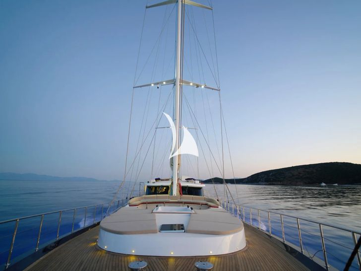 PERLA DEL MARE Saba 138 - foredeck lounge and bronzing area PERLA DEL MARE Saba 138 - foredeck lounge and bronzing area