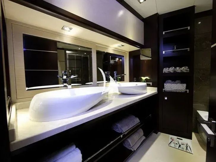 PERLA DEL MARE Saba 138 - master cabin bathroom PERLA DEL MARE Saba 138 - master cabin bathroom
