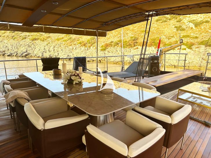 PERLA DEL MARE Saba 138 - upper deck dining area PERLA DEL MARE Saba 138 - upper deck dining area