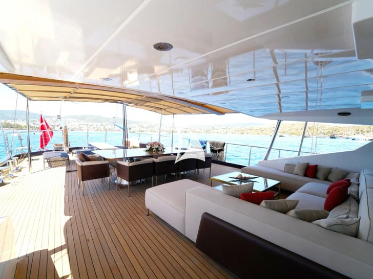 PERLA DEL MARE Saba 138 - upper deck lounge and dining area PERLA DEL MARE Saba 138 - upper deck lounge and dining area